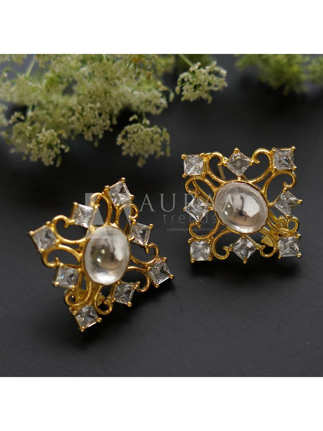 AURAA TRENDS White Contemporary Kundan Studs Earrings