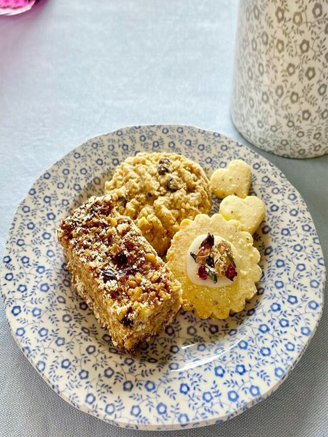 BURLEIGH Blue & White Printed Earthen Clay Glossy Plates