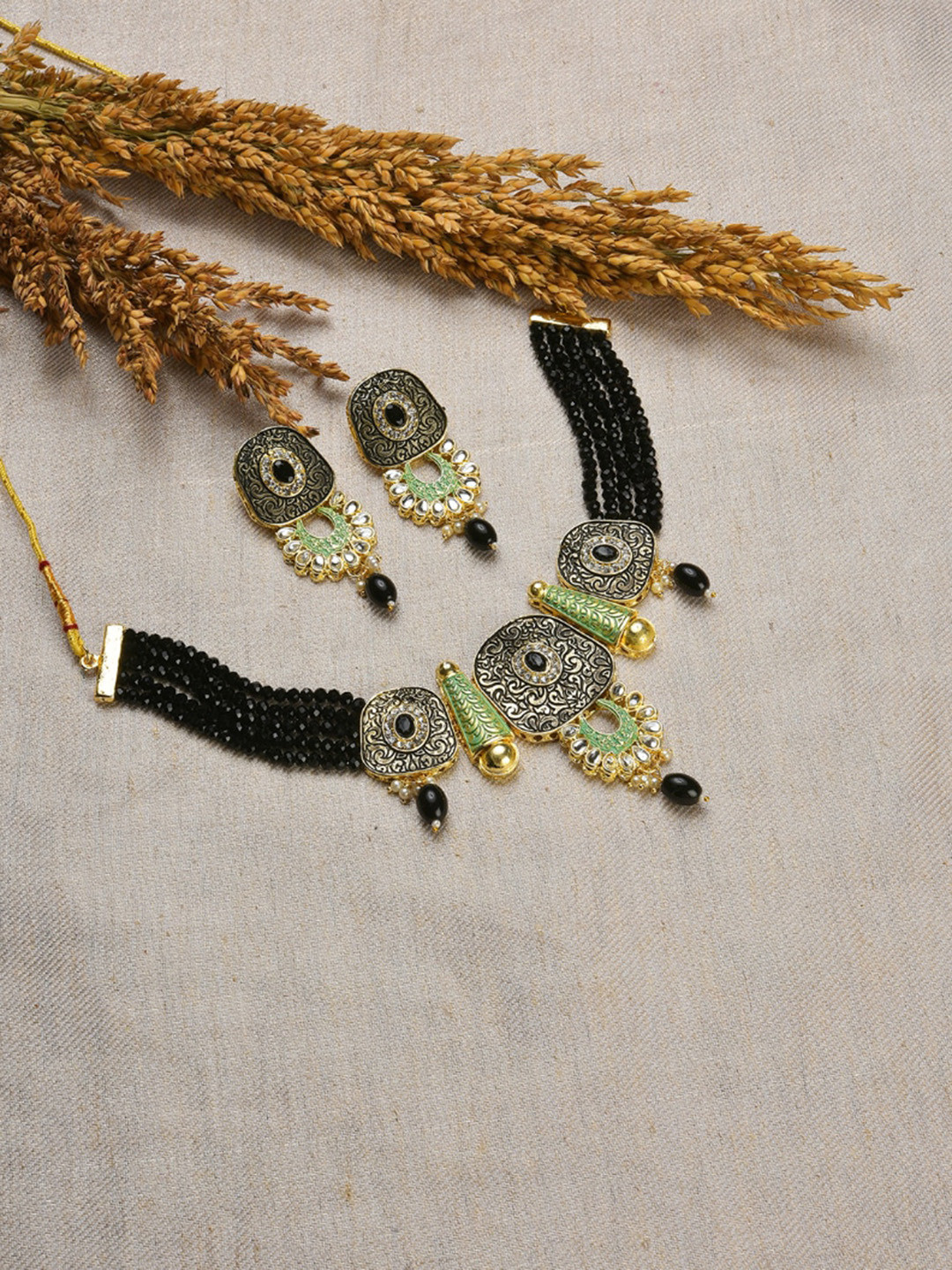 SOHI Women Black & Green Gold-Plated Kundan Necklace Set