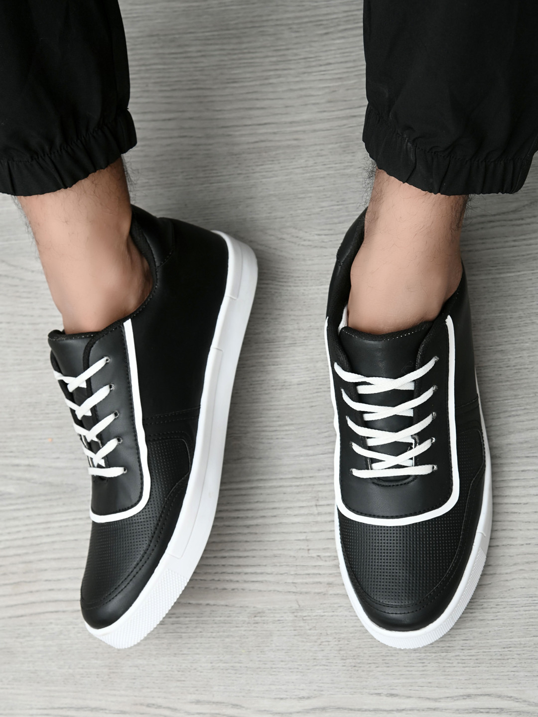 Roadster Men Black & White Textured Sneakers