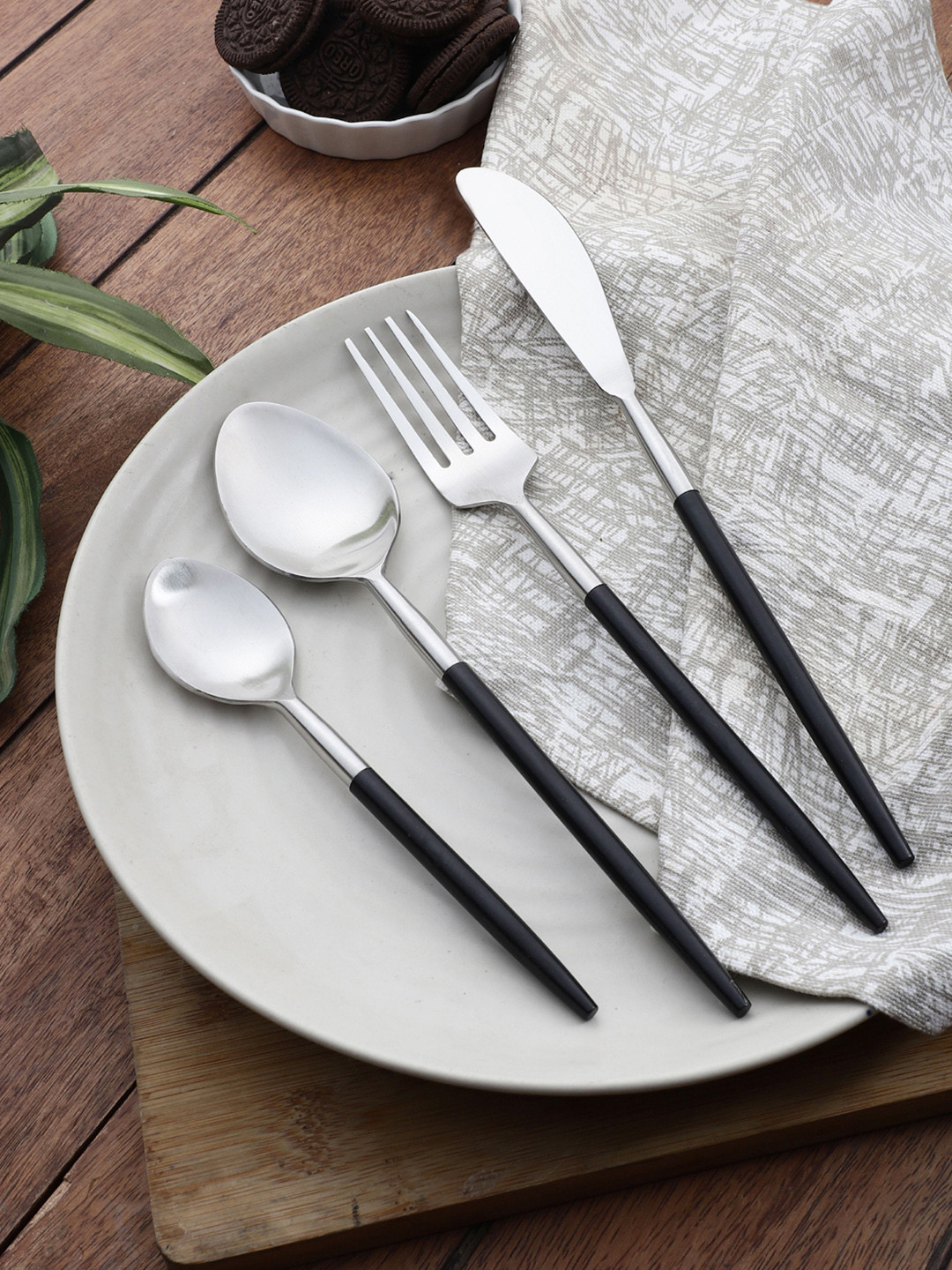 VarEesha Set of 4 Steel-Toned & Black Mixed Cutlery Set