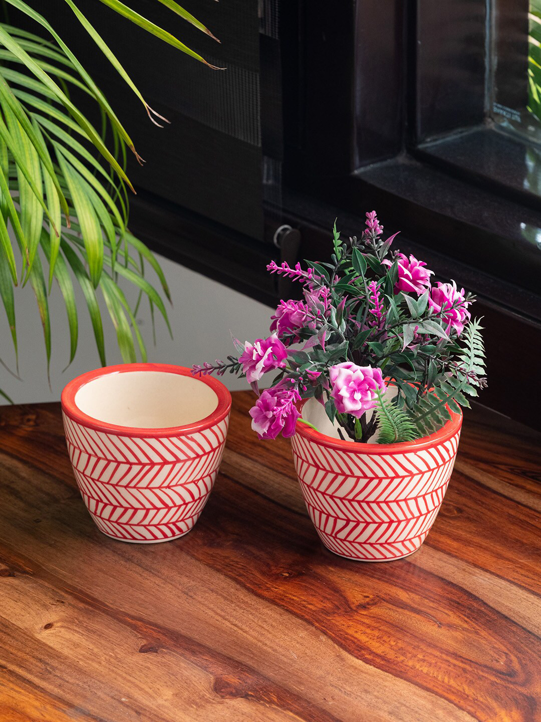 ExclusiveLane Set Of 2 Red & White Chevrons Hand-Painted Ceramic Table Planters