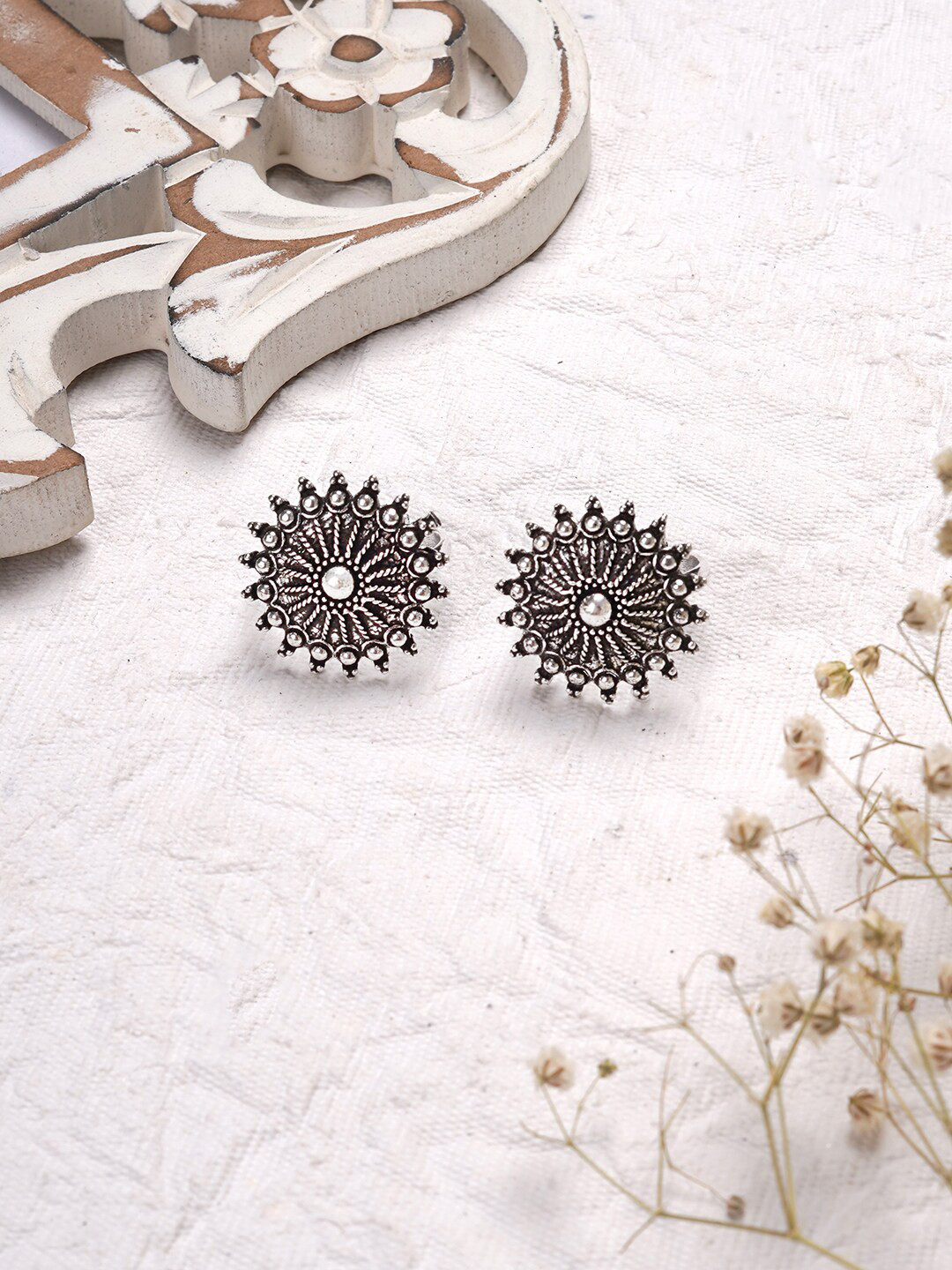 TEEJH Oxidised Silver-Toned & Floral Design Detailed Toe Ring