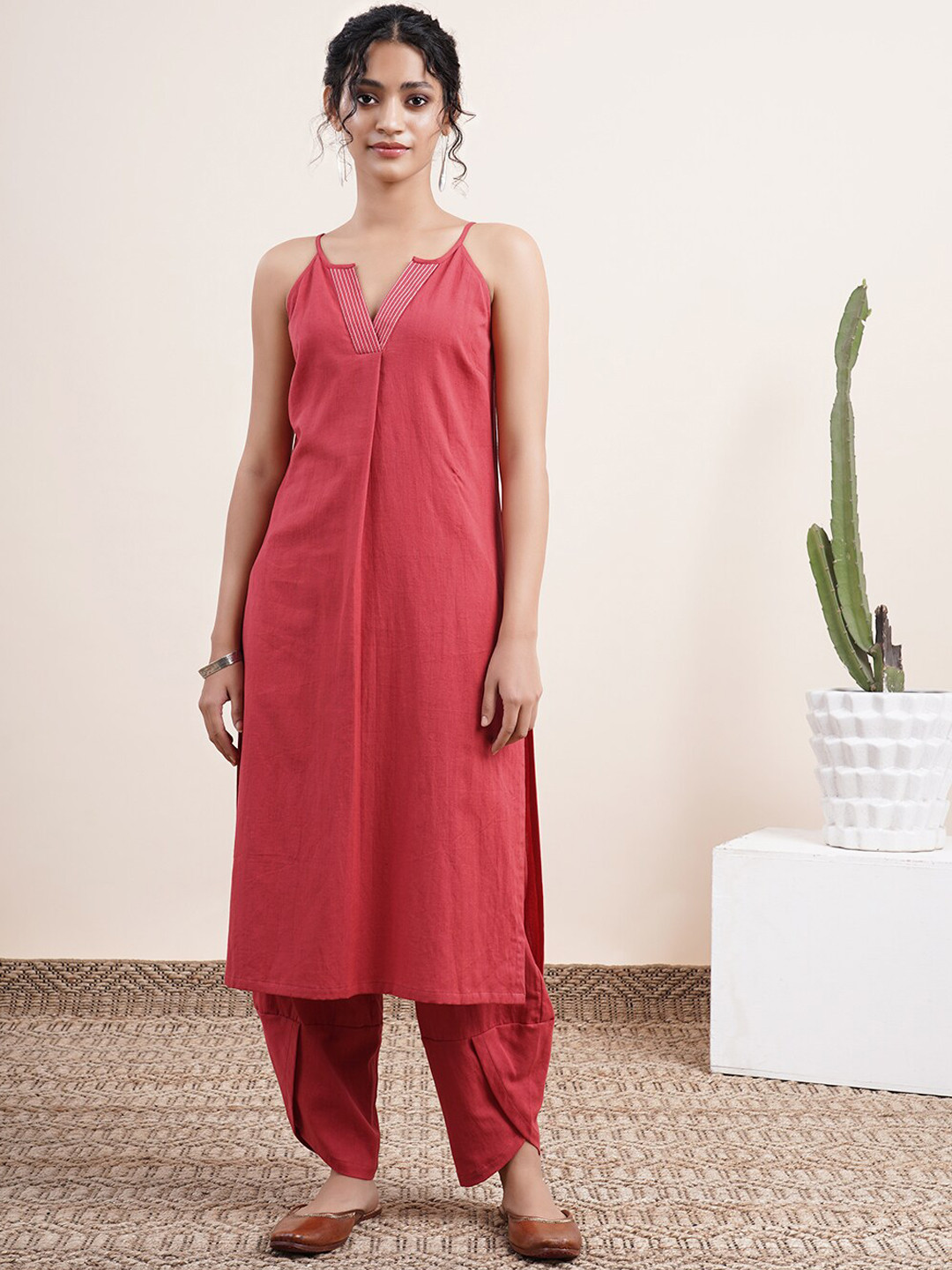 Abhishti Thread Work Detail Shoulder Strap Straight Kurta