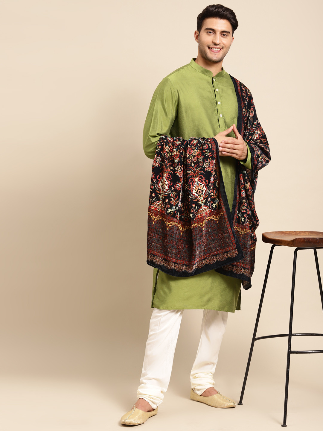 KISAH Men Green & White Kurta with Churidar & Shawl