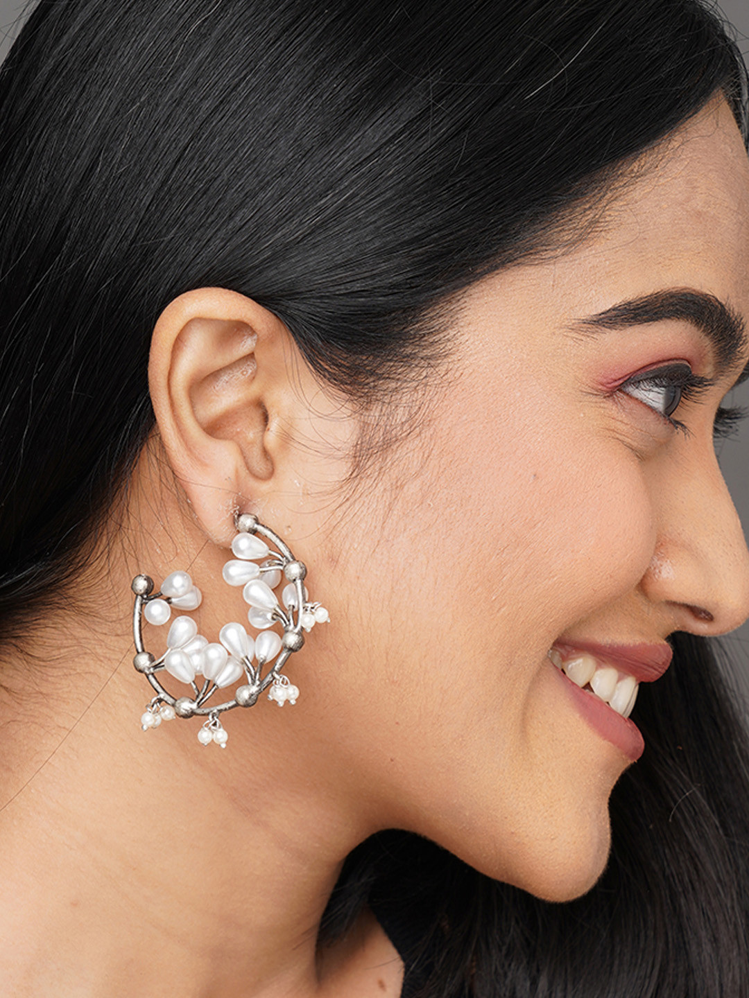 Binnis Wardrobe White & Silver-Toned Pearl Hoop Earrings