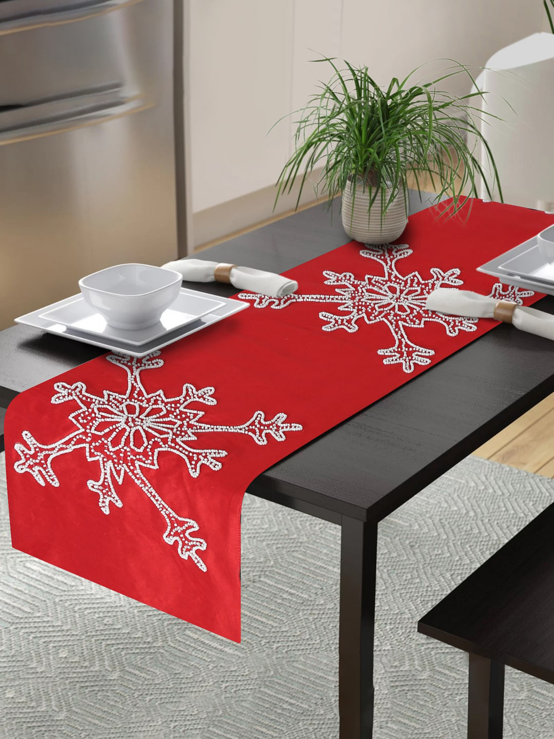 Alina decor Red & White Embroidered 6-Seater Table Runner