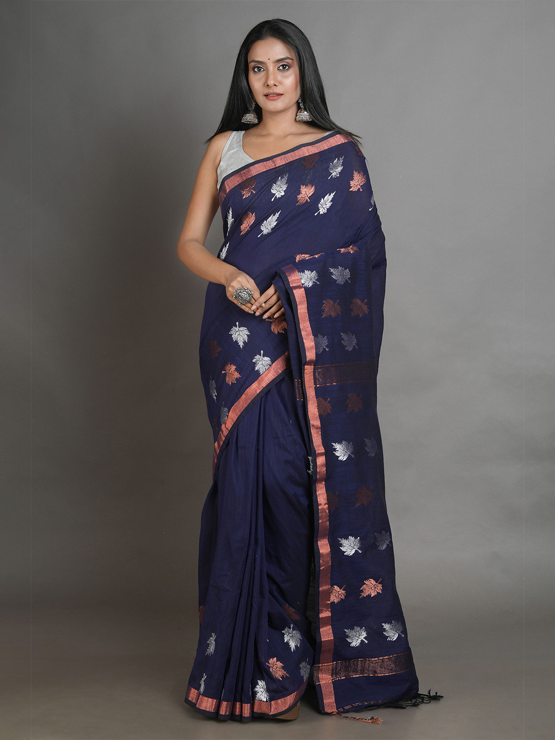 Arhi Navy Blue & Silver-Toned Floral Handwoven Pure Linen Saree