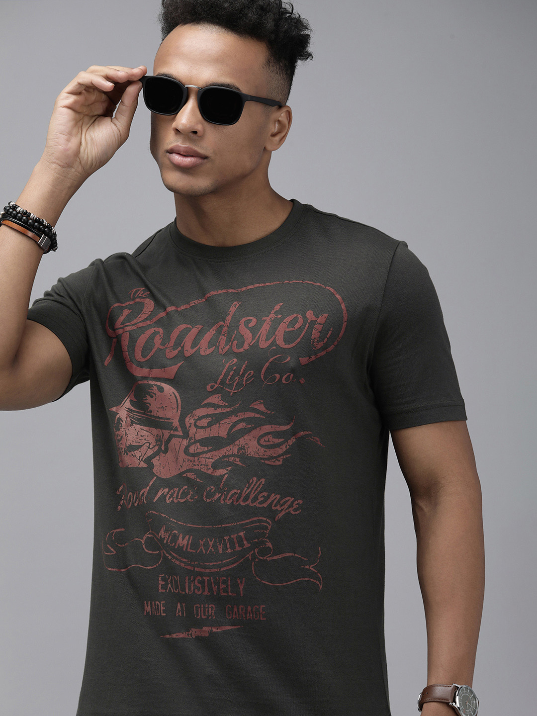 Roadster Men Charcoal Grey & Maroon Brand Logo Printed Pure Cotton T-shirt