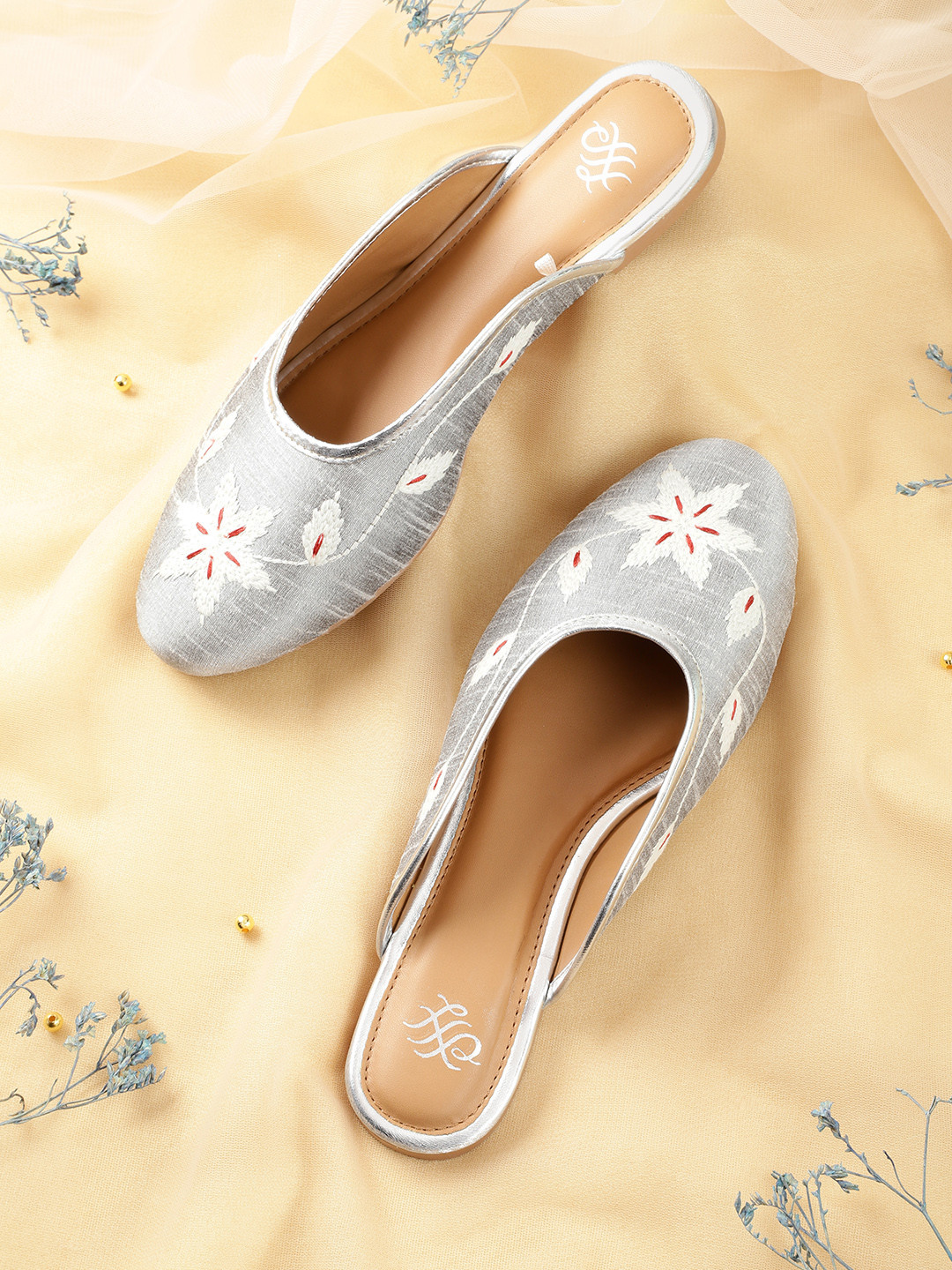 House of Pataudi Women Grey & White Floral Woven Design Mules