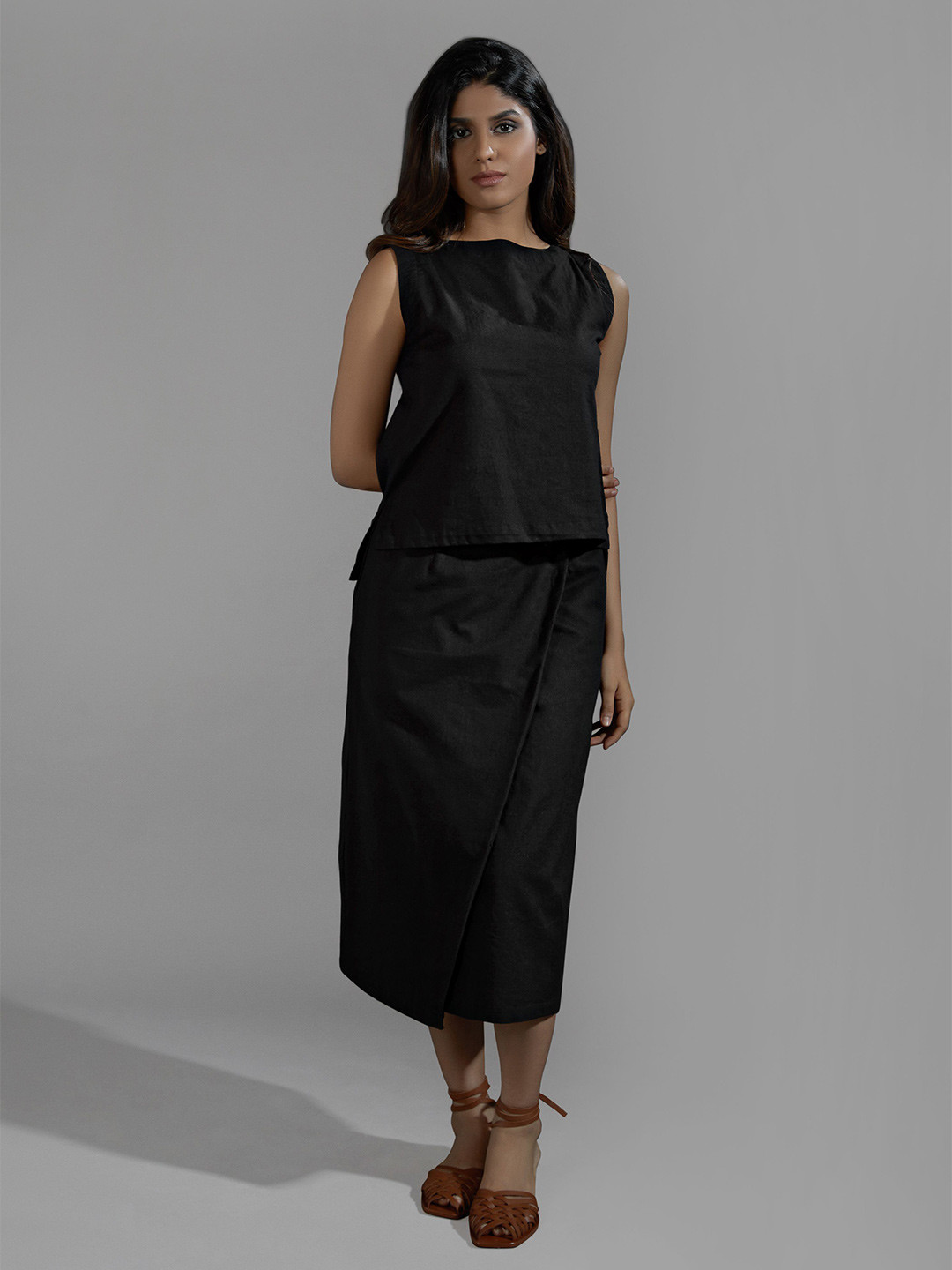 the kaatn trail Black Solid Boat Nek Monochrome Pure Cotton Top