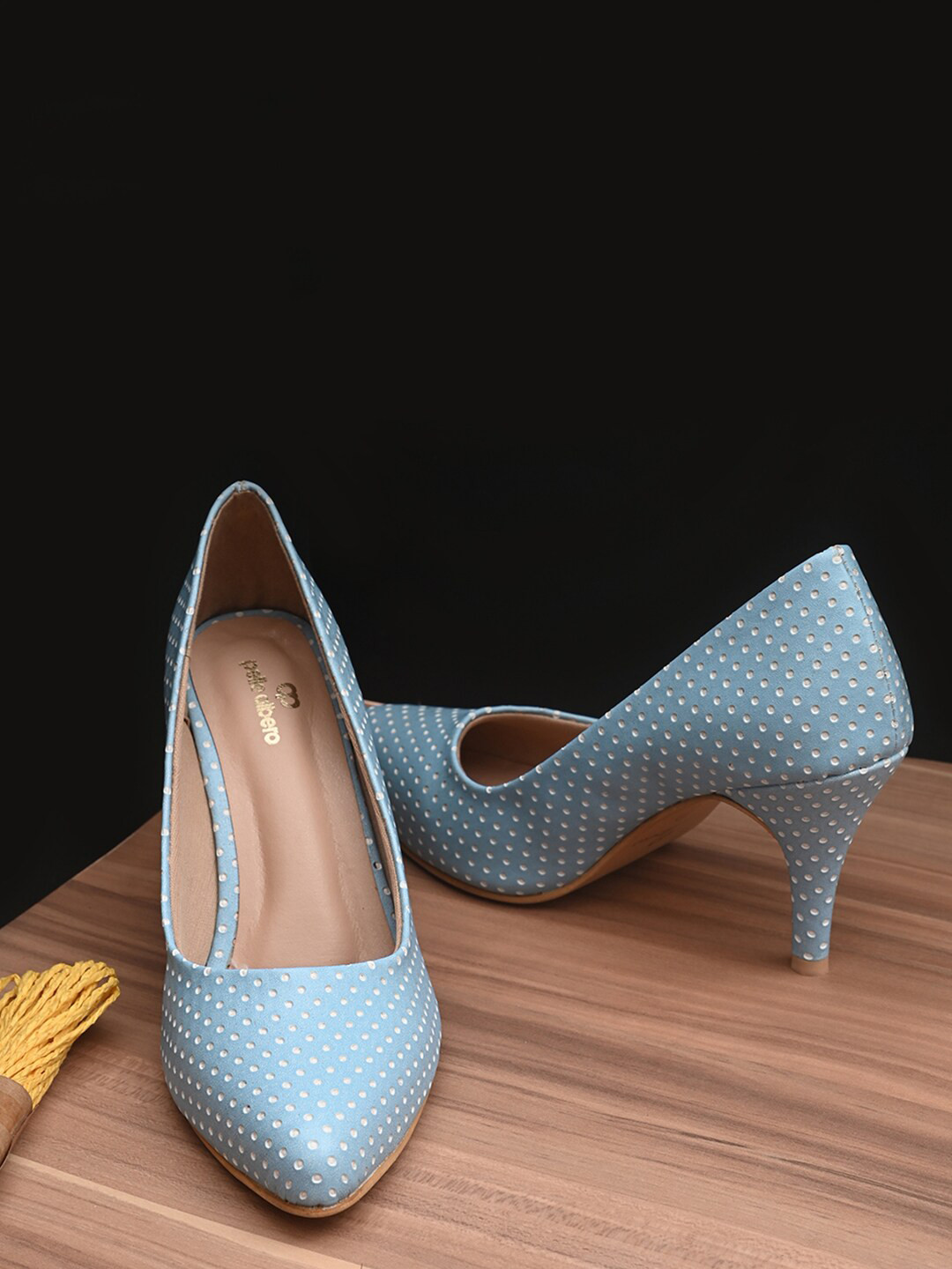pelle albero Blue Embellished Kitten Pumps