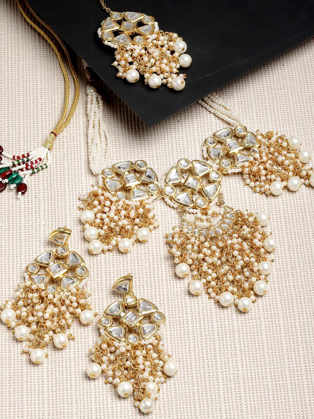 KARATCART Gold-Plated Pearl Studded  Kundan Choker Neckalce Set