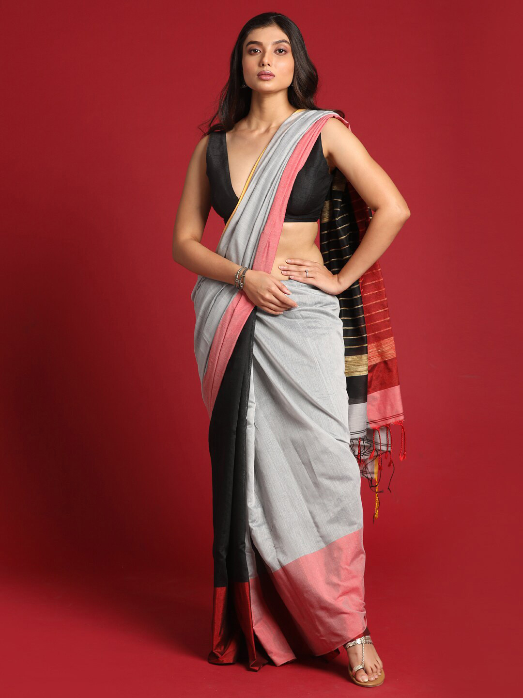 Saranee Black & White Colourblocked Half and Half Jamdani Saree