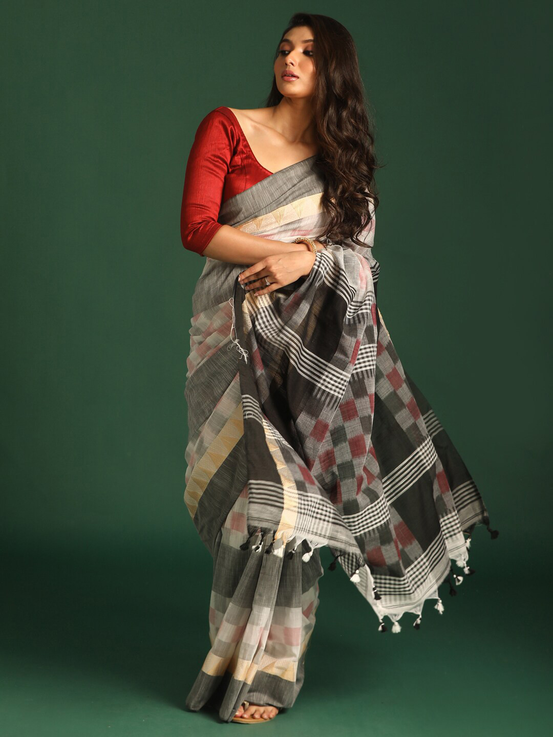 Saranee Black & Red Checked Pure Cotton Jamdani Saree