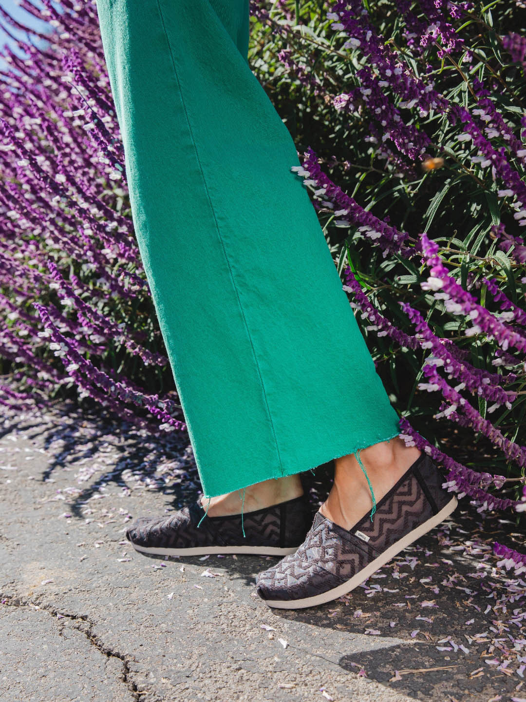 TOMS Women Black Chevron Alpargata Slip-on Sneakers