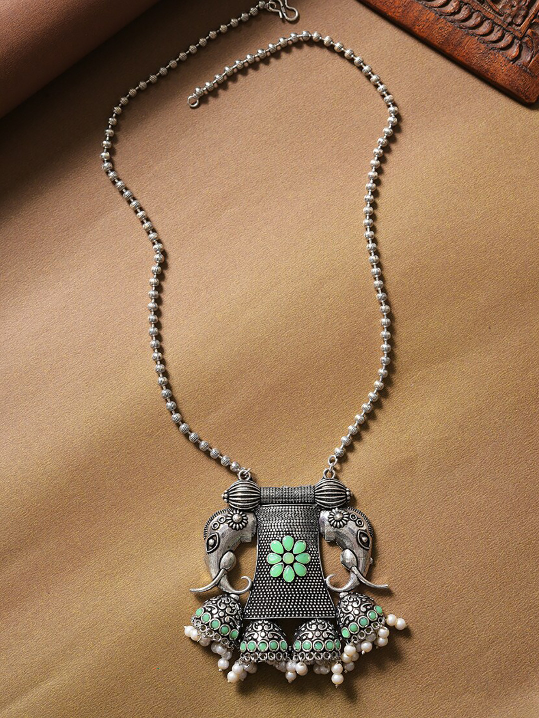 SOHI Silver-Toned & Green Silver Silver-Plated Chain