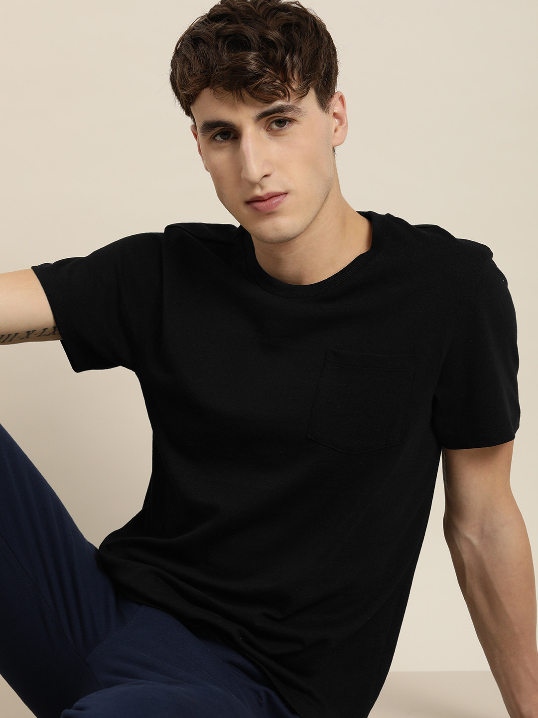 encore by INVICTUS Men Black Solid Round-Neck Casual T-shirt With Chest Pocket