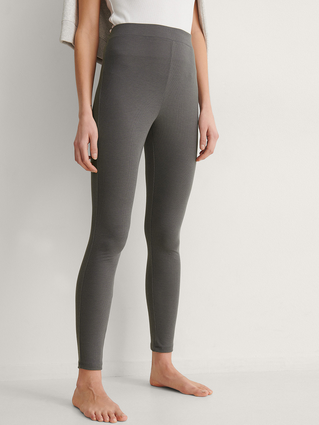 NA-KD Women Grey Solid Ankle-Length Leggings