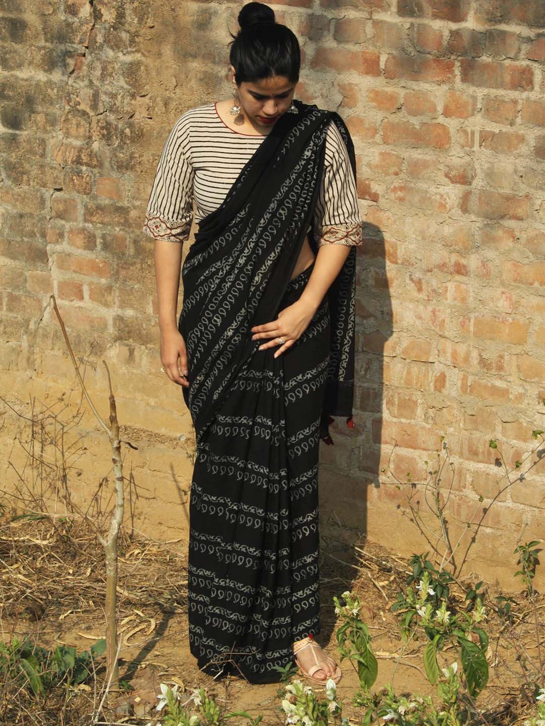 Chidiyaa Black & Grey Paisley Pure Cotton Saree