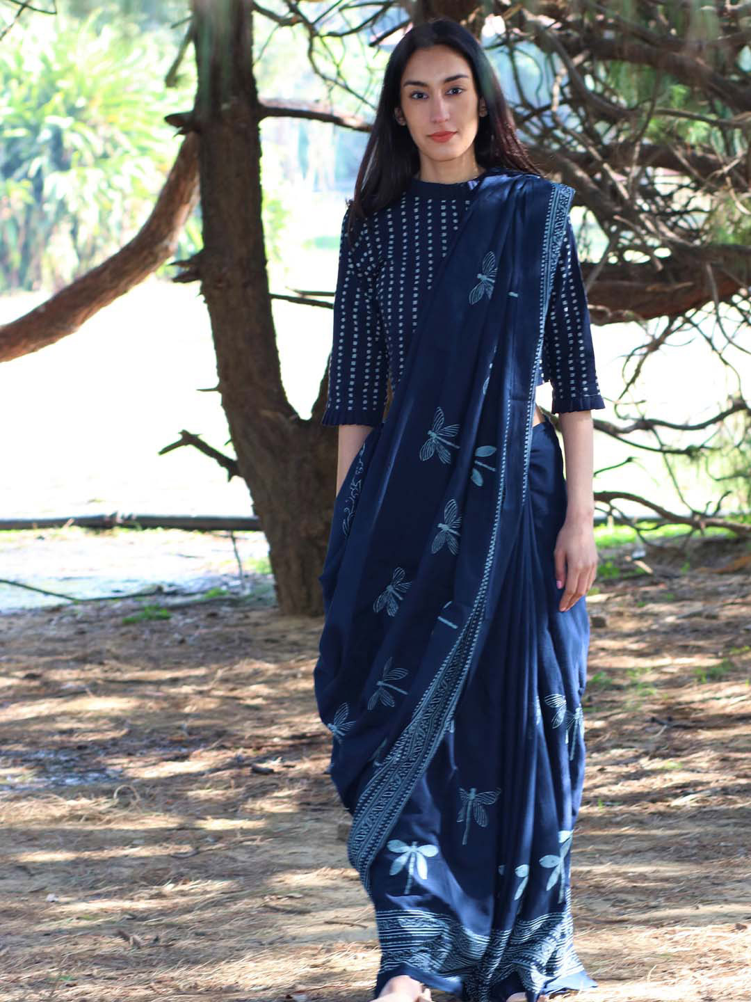 Chidiyaa Women Blue & White Ethnic Motifs Pure Cotton Saree