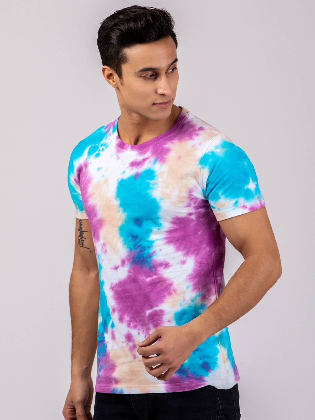 Firangi Yarn Men White & Purple Tie and Dye Dyed T-shirt