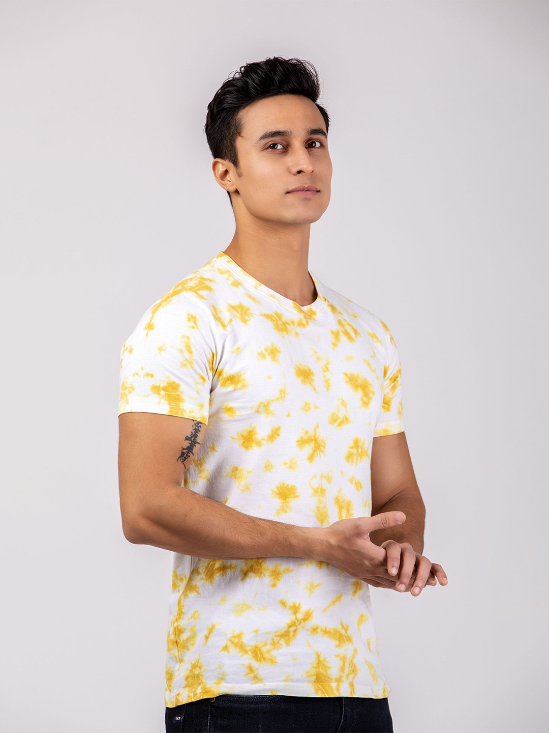Firangi Yarn Men Yellow Tie and Dye Printed T-shirt