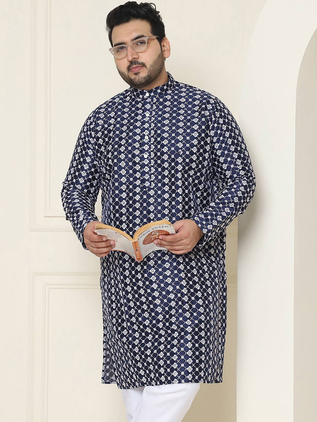 SOJANYA PLUS Men Navy Blue & White Chikankari Embroidered Kurta