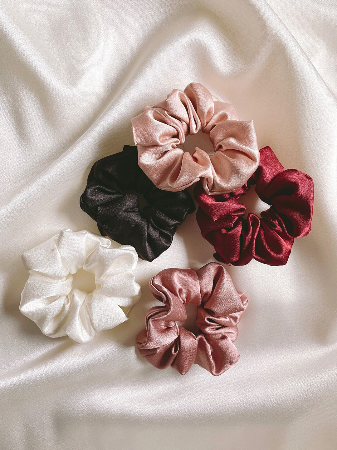 Mueras Women Beige & Black Set of 5 Ponytail Holders