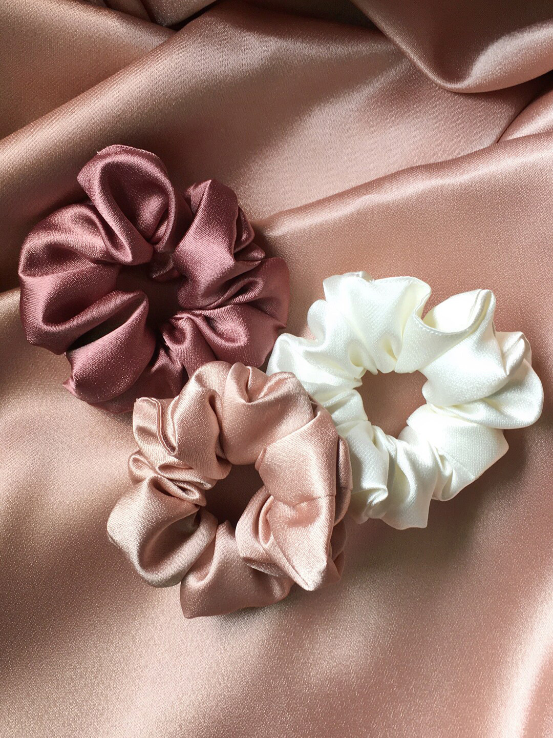 Mueras Women White & Peach-Coloured Set of 3 Satin Scrunchies