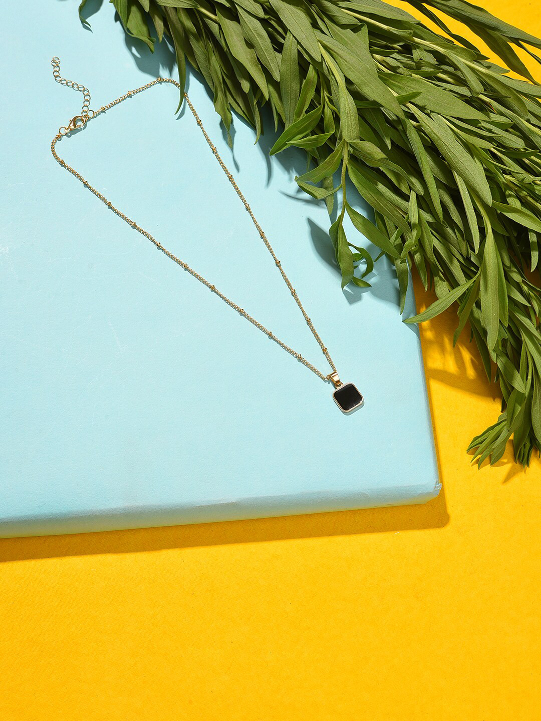 SOHI Gold-Toned & Green Gold-Plated Chain