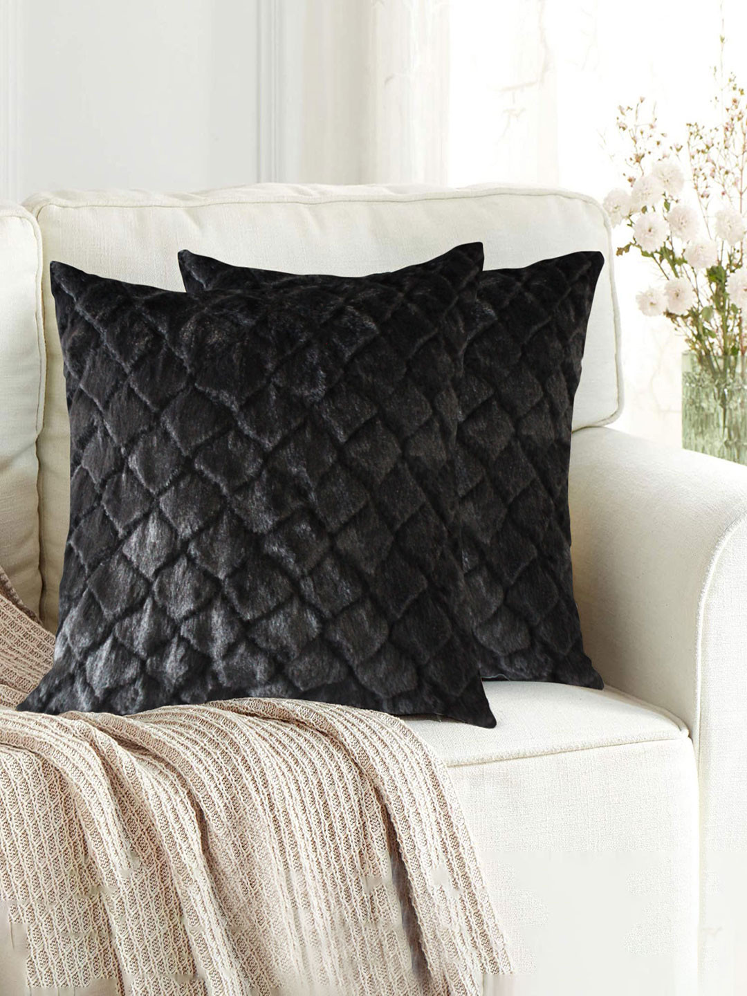 LUXEHOME INTERNATIONAL Black Self-design Cushions