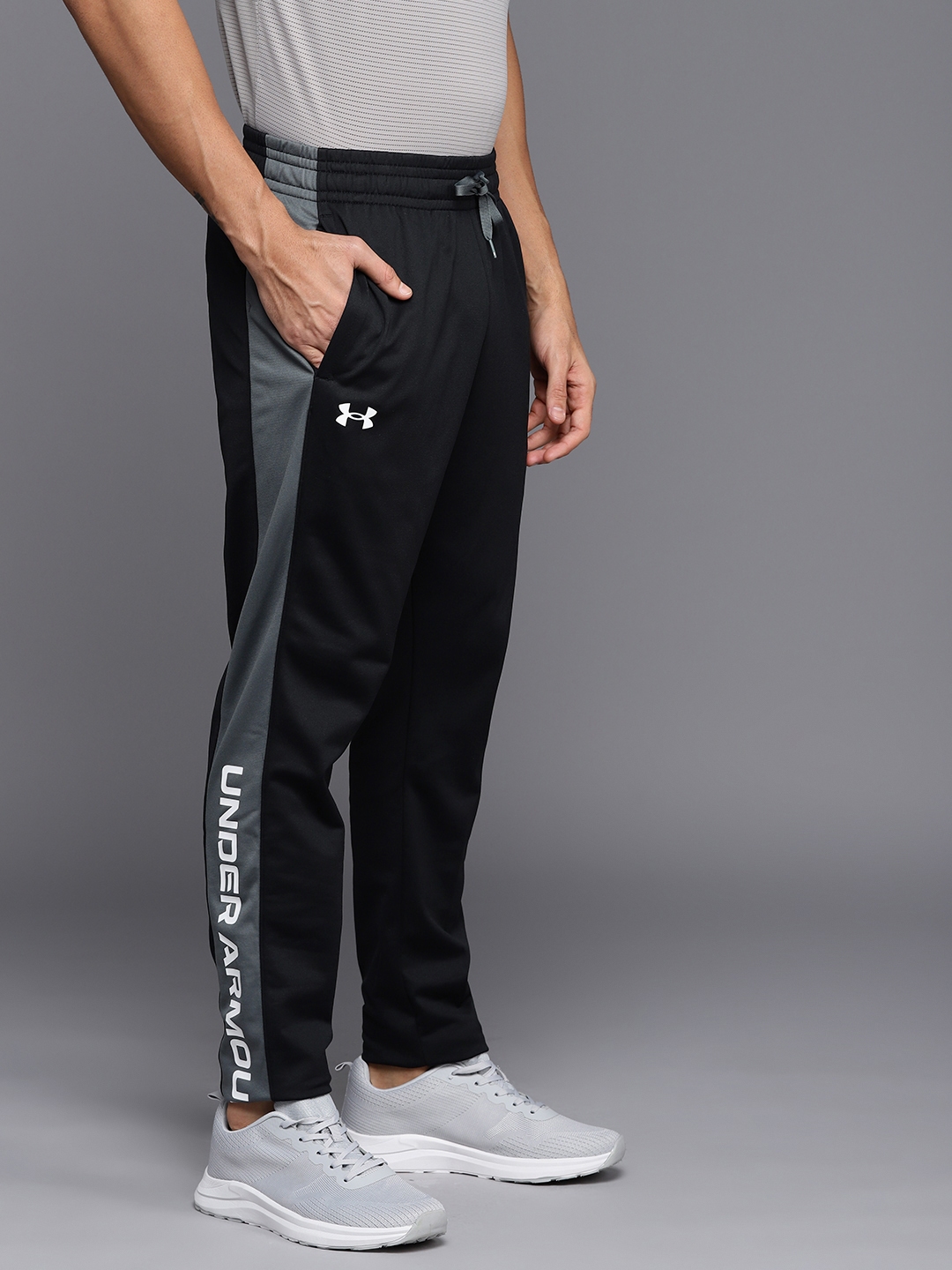 UNDER ARMOUR Checkered Men Black Track Pants - Buy UNDER ARMOUR