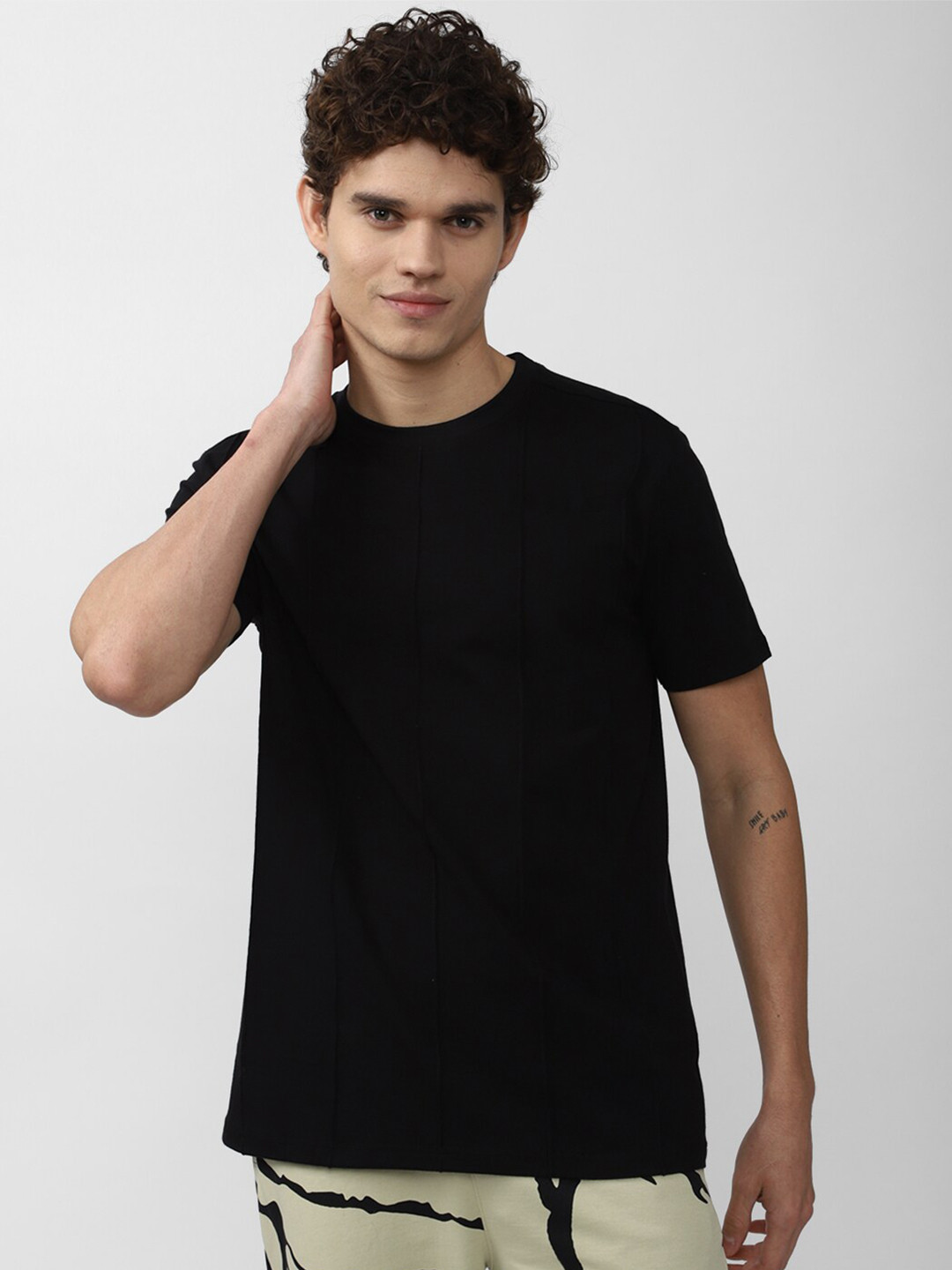 FOREVER 21 Men Black Applique T-shirt