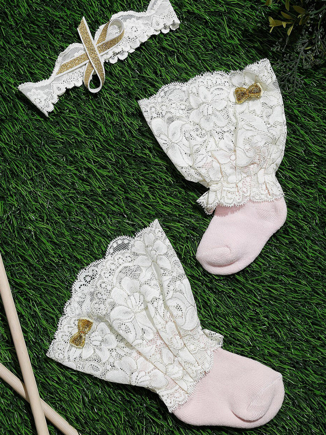 TIPY TIPY TAP Girls White & Pink Lace Socks With Hairband