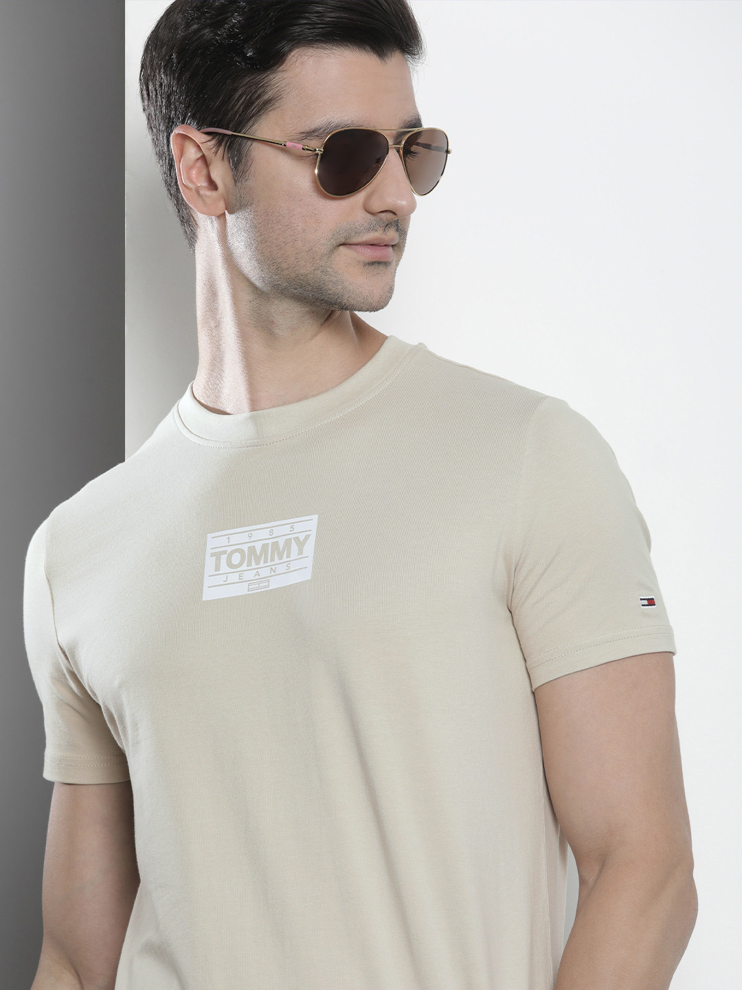 Tommy Hilfiger Men Beige Applique Slim Fit Casual T-shirt