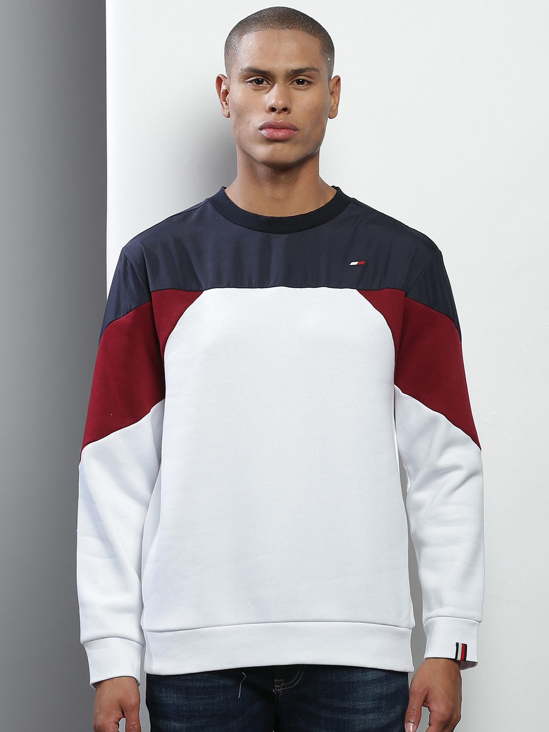 Tommy Hilfiger Men White & Navy Blue Colourblocked Cotton Sweatshirt