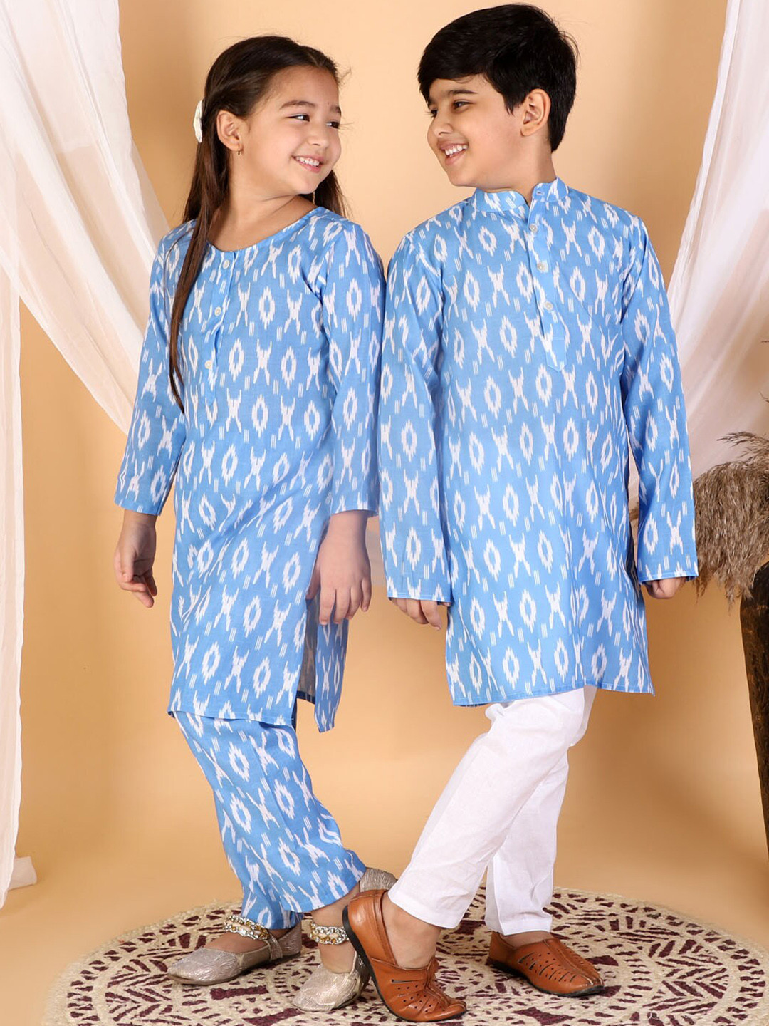 VASTRAMAY Girls Blue Ikat Printed Linen Kurta And Pant Set
