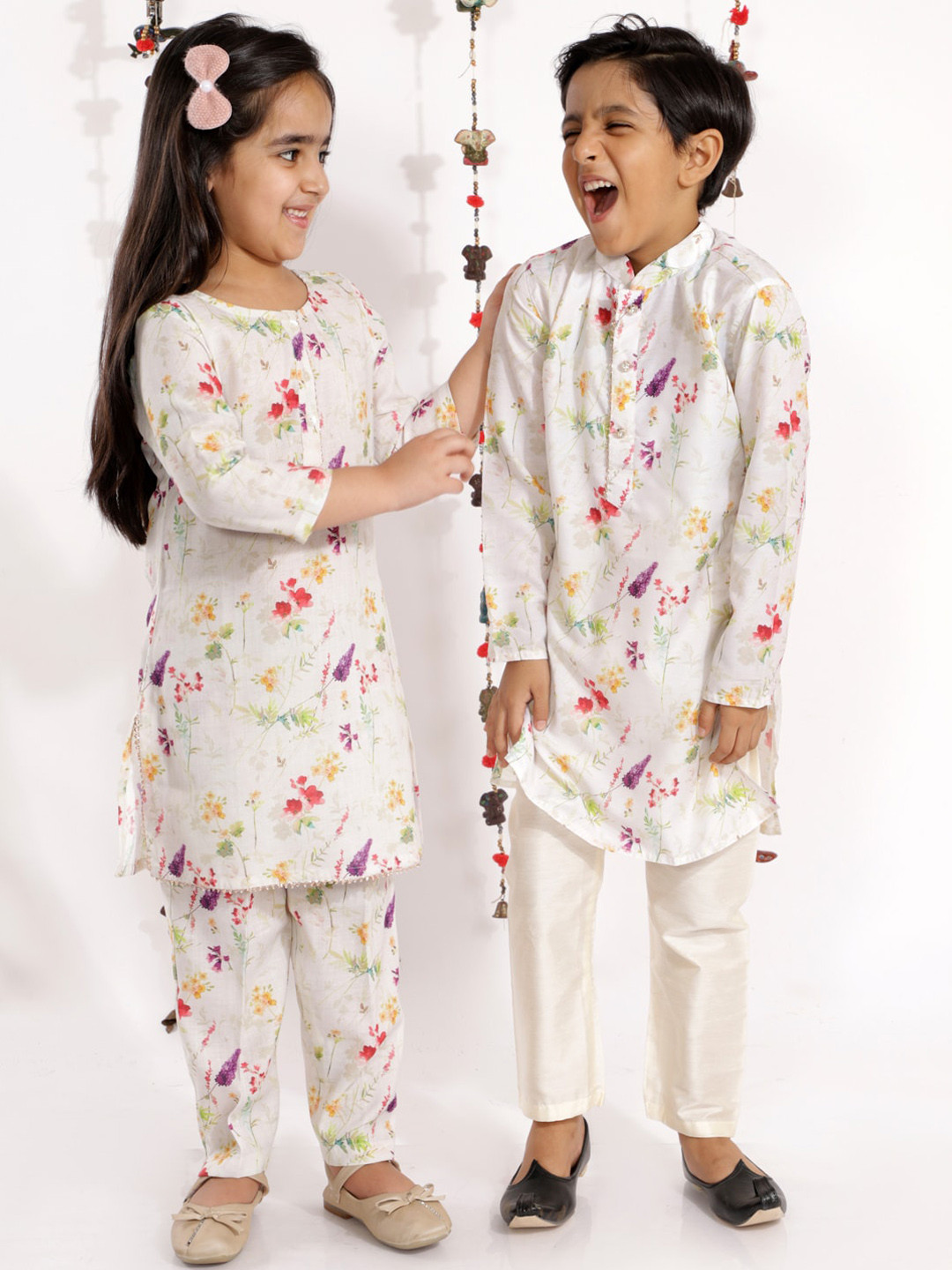 VASTRAMAY Girls Cream-Coloured Floral Printed Linen Kurta and Pant
