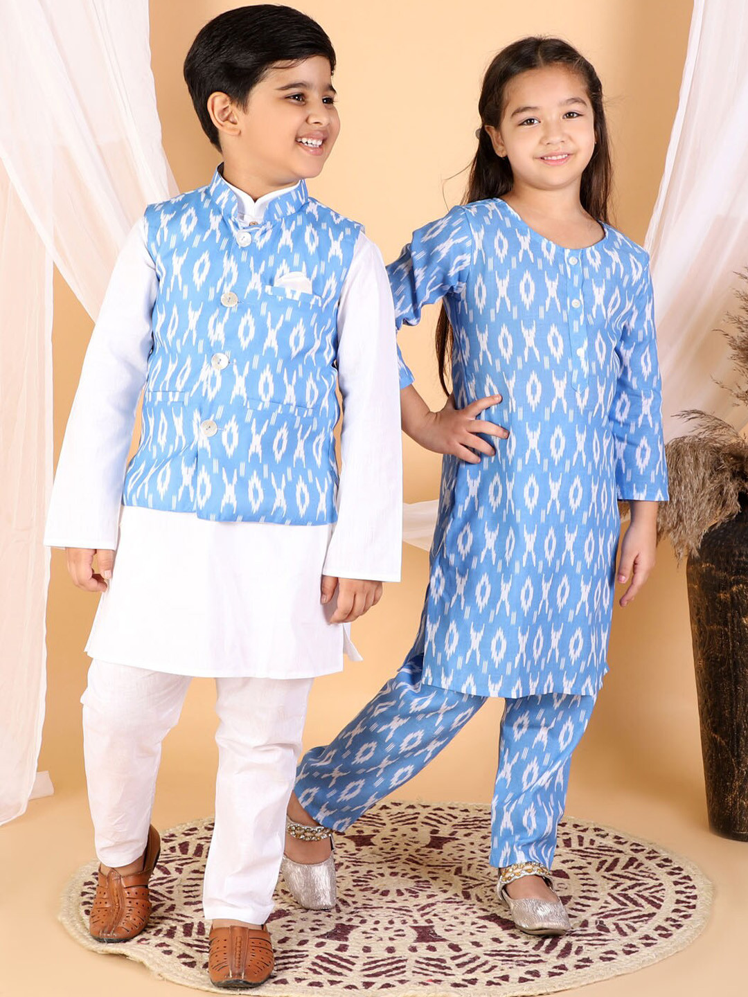 VASTRAMAY Girls Blue Abstract Printed Linen Kurta with Trousers