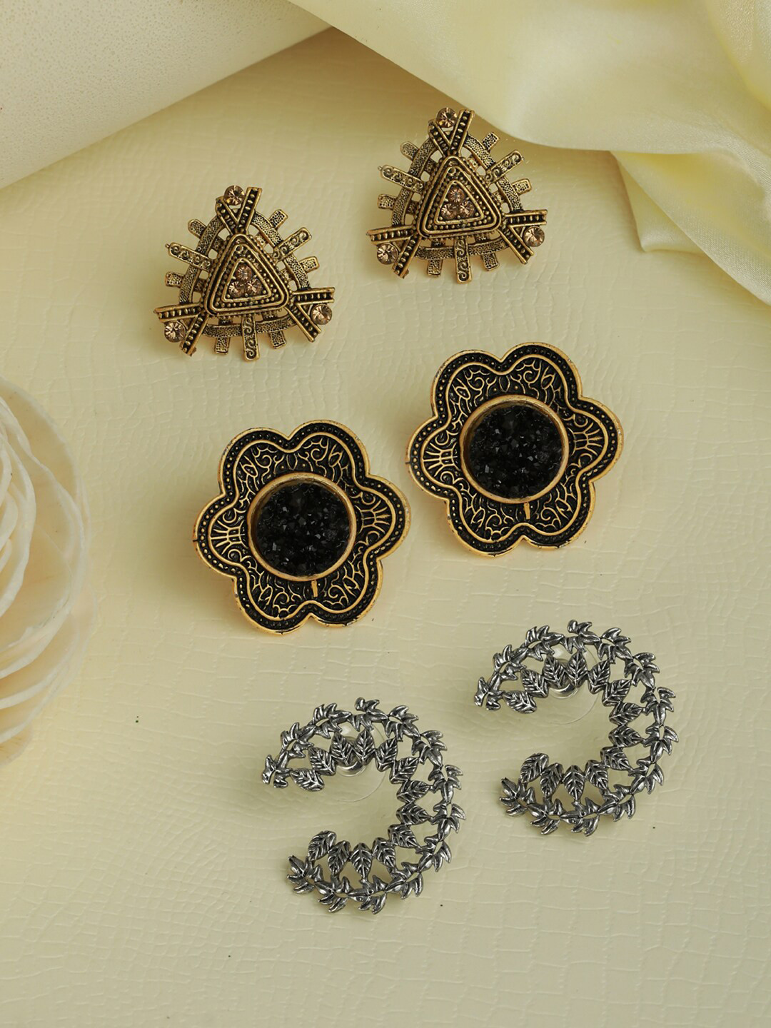 Priyaasi Studded Floral Gold-Plated Stone-Studded Studs