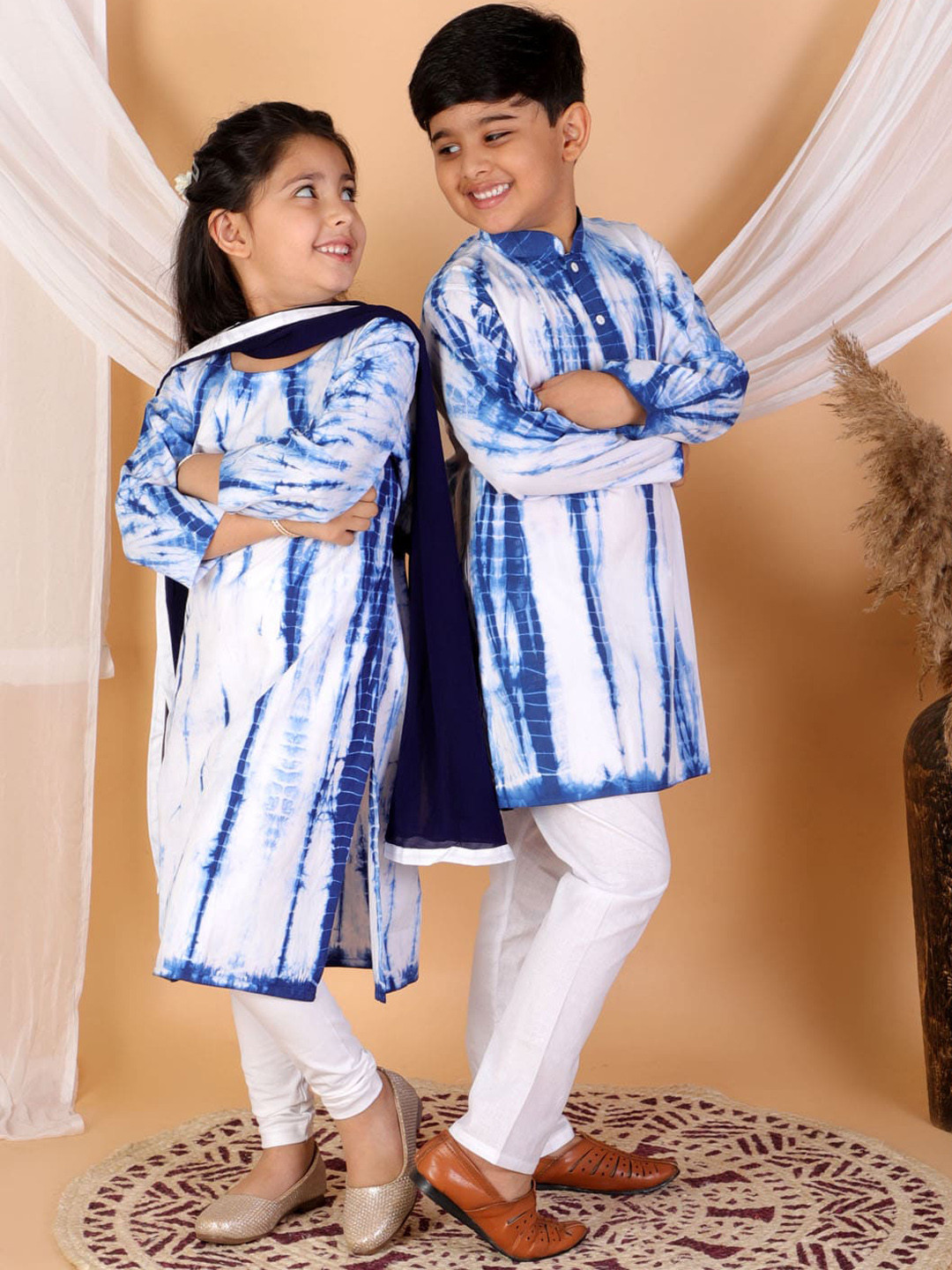 VASTRAMAY Girls Blue & White Pure Cotton Tie-Dye Kurta Leggings And Dupatta