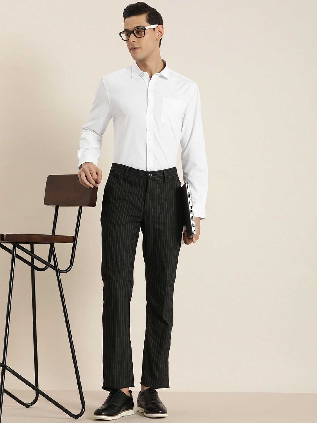 INVICTUS Men White Solid Slim Fit Estilo Casual Shirt