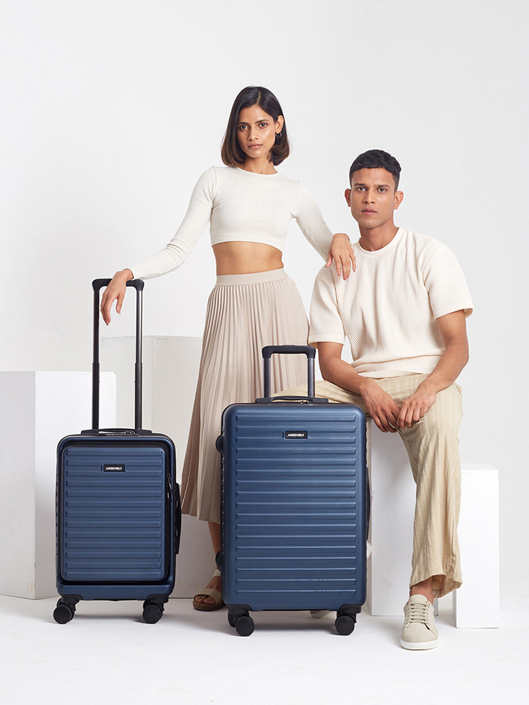Assembly Set Of 2 Textured Hard Cabin-Sized Medium-Sized Trolley Bags 40L 60L