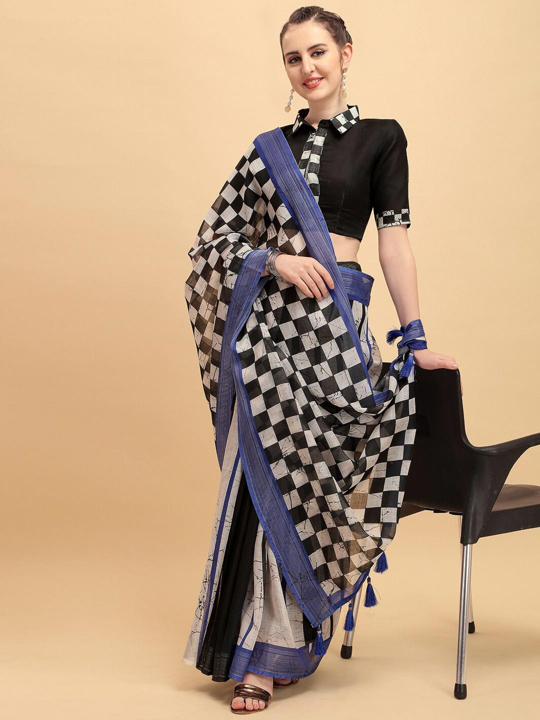 Sangria Women Black Checked Sarees