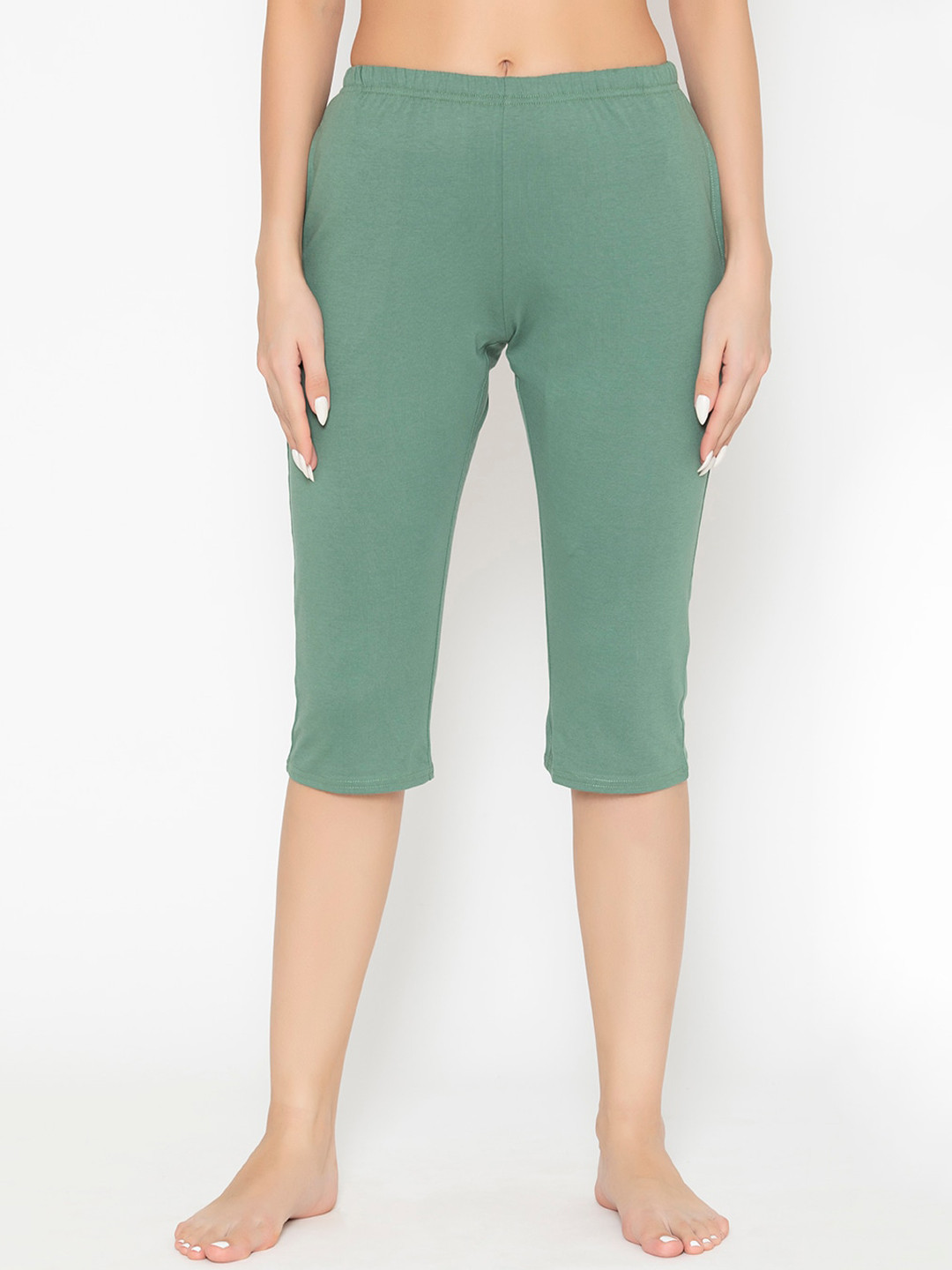 Vami Women Green  Plain Knitted Cotton Capri