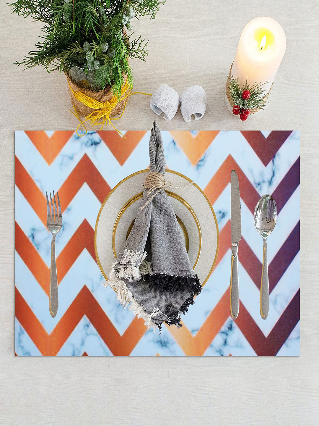 LUXEHOME INTERNATIONAL Set Of 4 Silver-Toned Geometric Rubber Non Slip Table Placemats