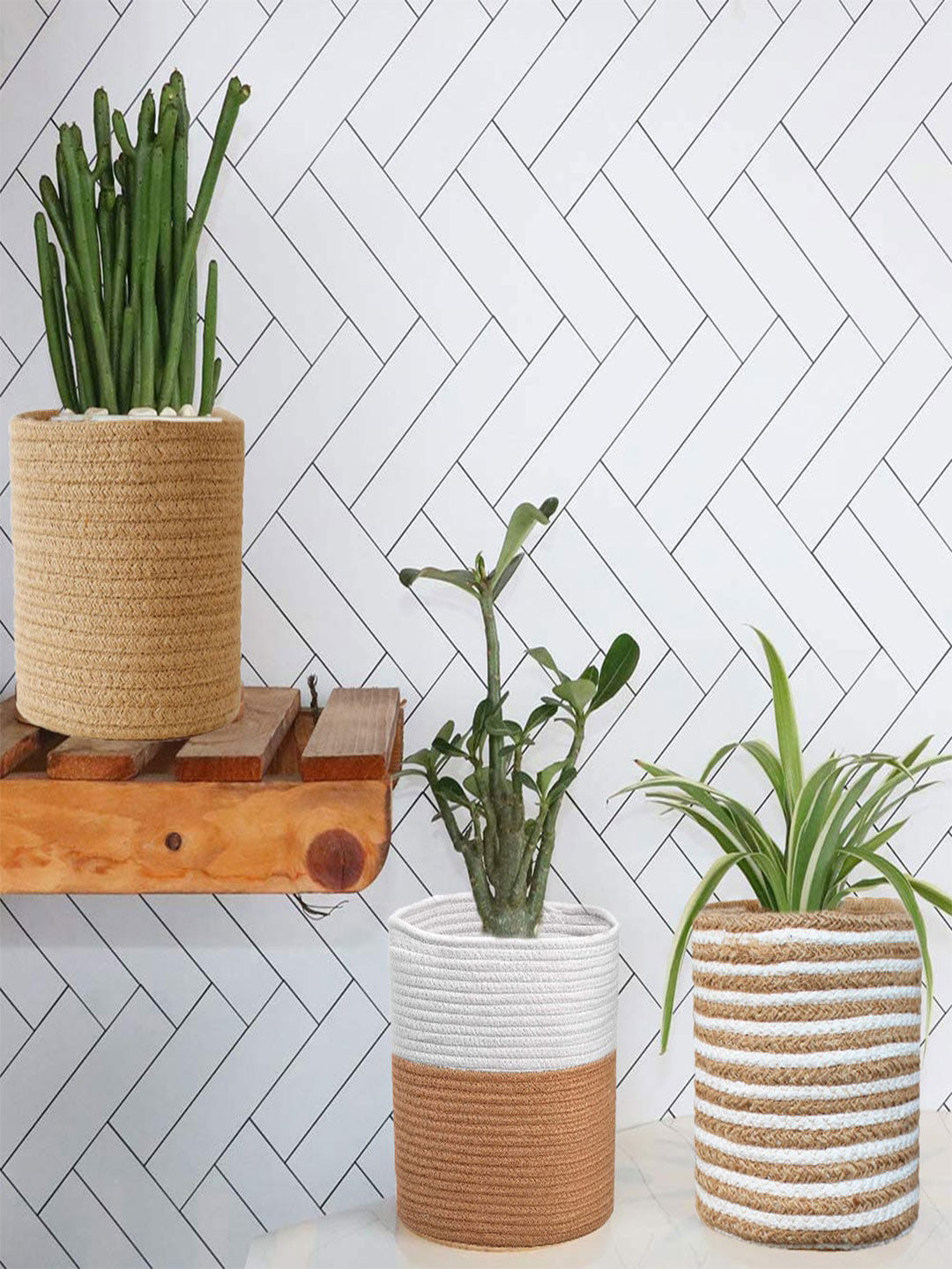 LUXEHOME INTERNATIONAL Set Of 3 Beige & White Striped Woven Design Jute  Baskets