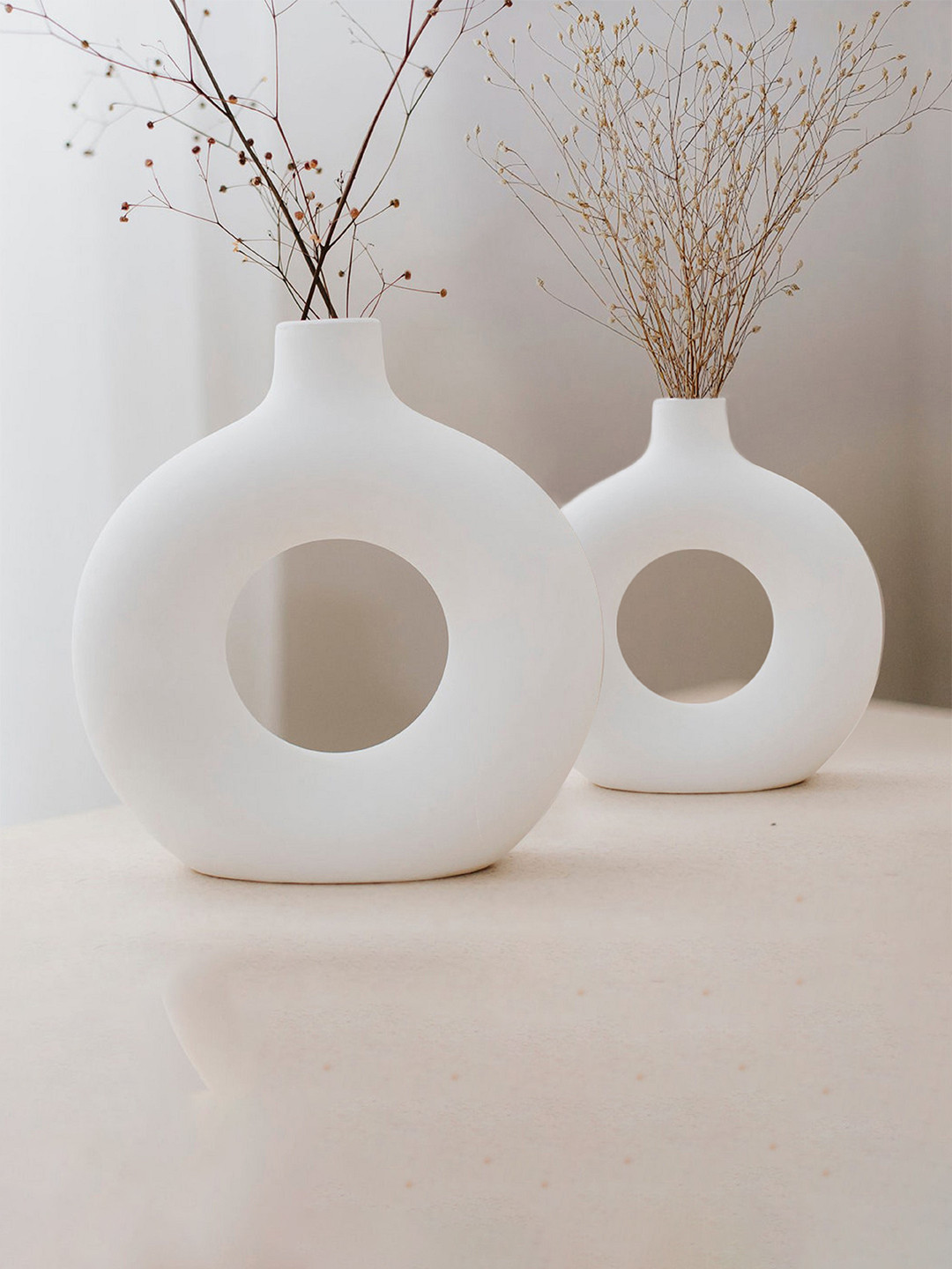 PUREZENTO Set Of 2 White Solid Ceramic Donut Shaped Flower Vases