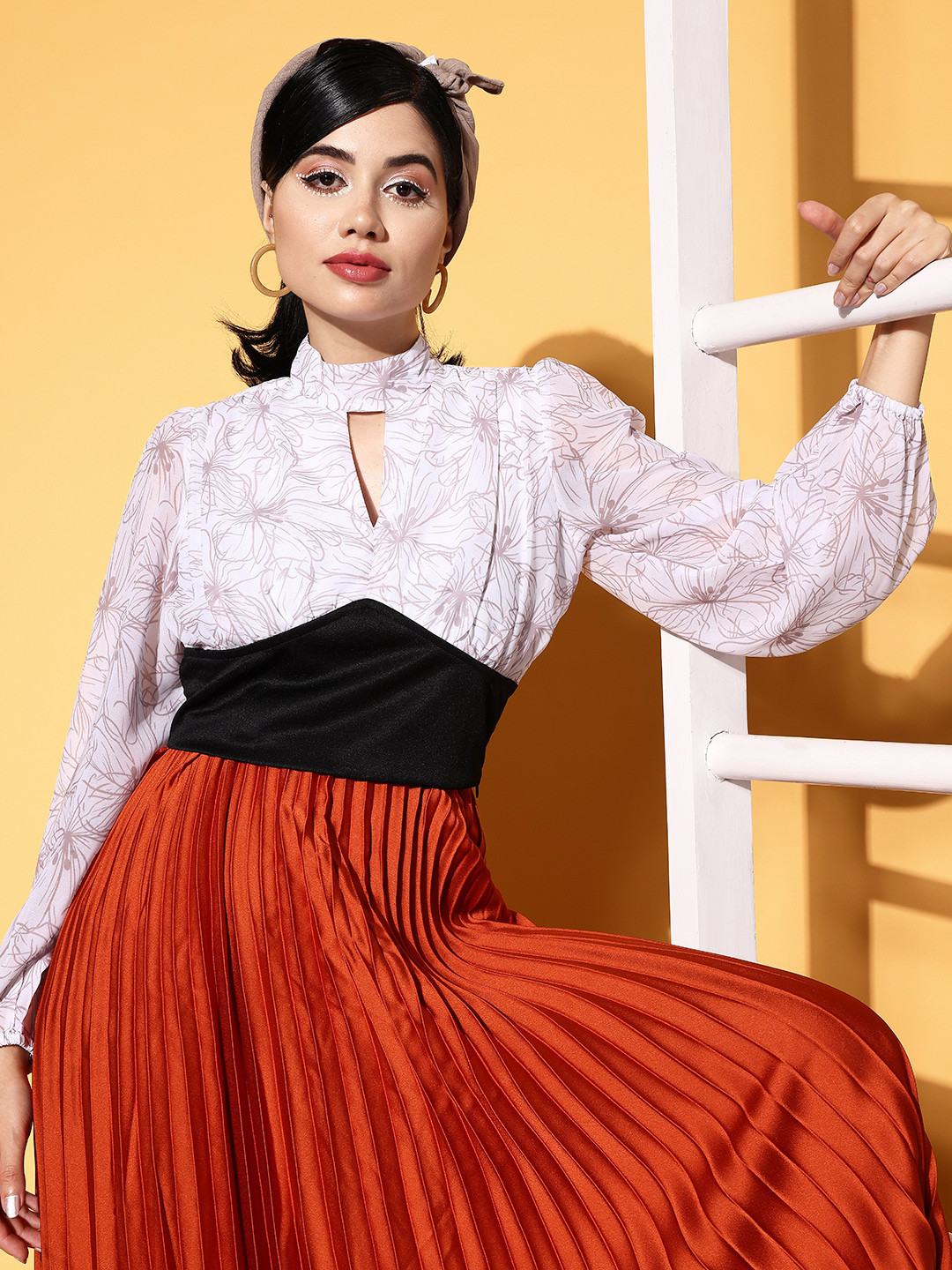 SASSAFRAS White Floral New Neckline Top